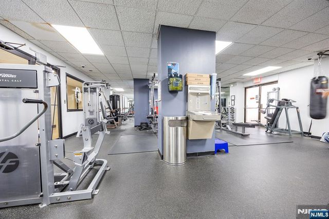 418 Harmon Cove Tower, Secaucus, NJ 07094