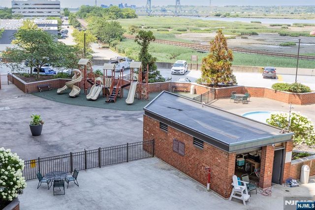 418 Harmon Cove Tower, Secaucus, NJ 07094