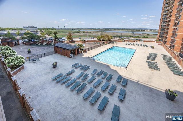 418 Harmon Cove Tower, Secaucus, NJ 07094