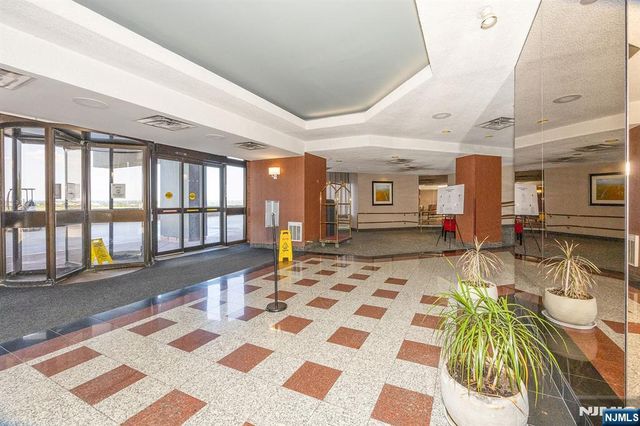 418 Harmon Cove Tower, Secaucus, NJ 07094