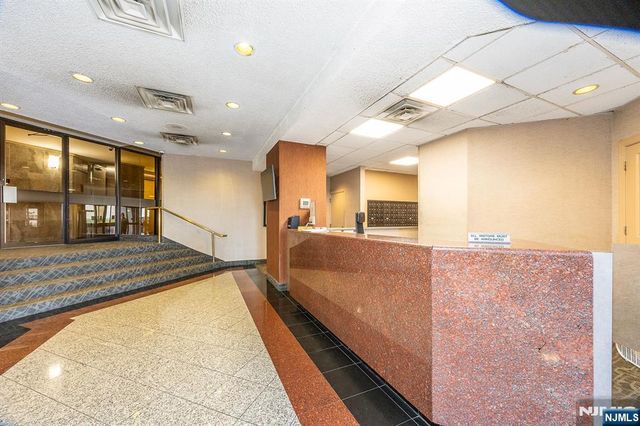 418 Harmon Cove Tower, Secaucus, NJ 07094