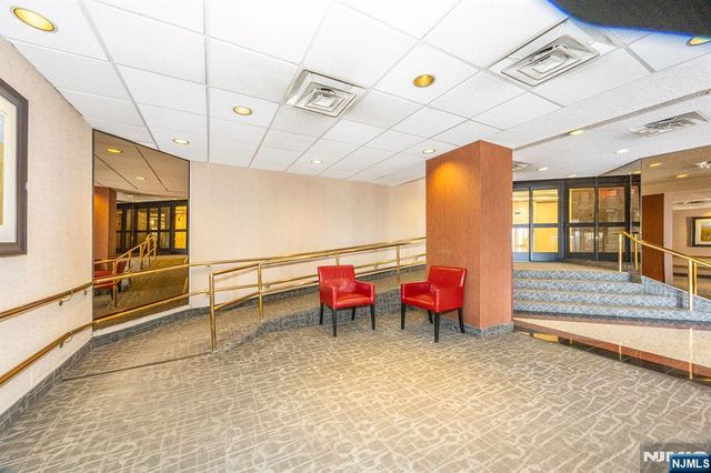 418 Harmon Cove Tower, Secaucus, NJ 07094
