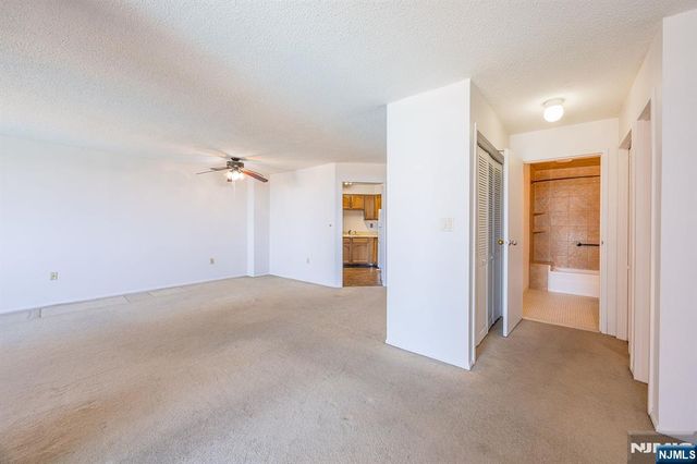 418 Harmon Cove Tower, Secaucus, NJ 07094