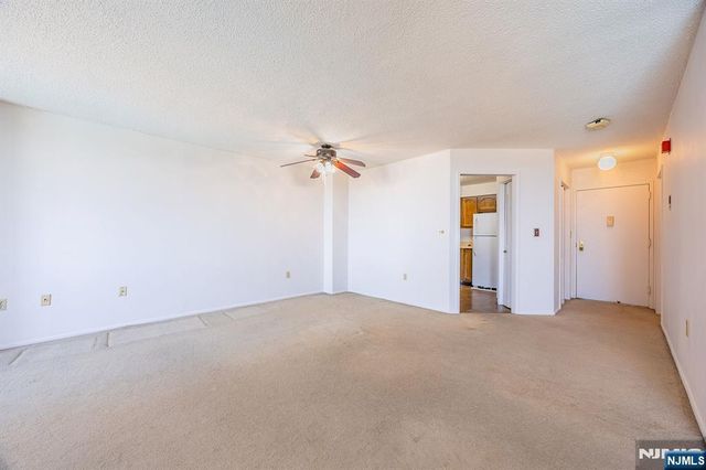 418 Harmon Cove Tower, Secaucus, NJ 07094