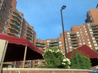 418 Harmon Cove Tower, Secaucus, NJ 07094
