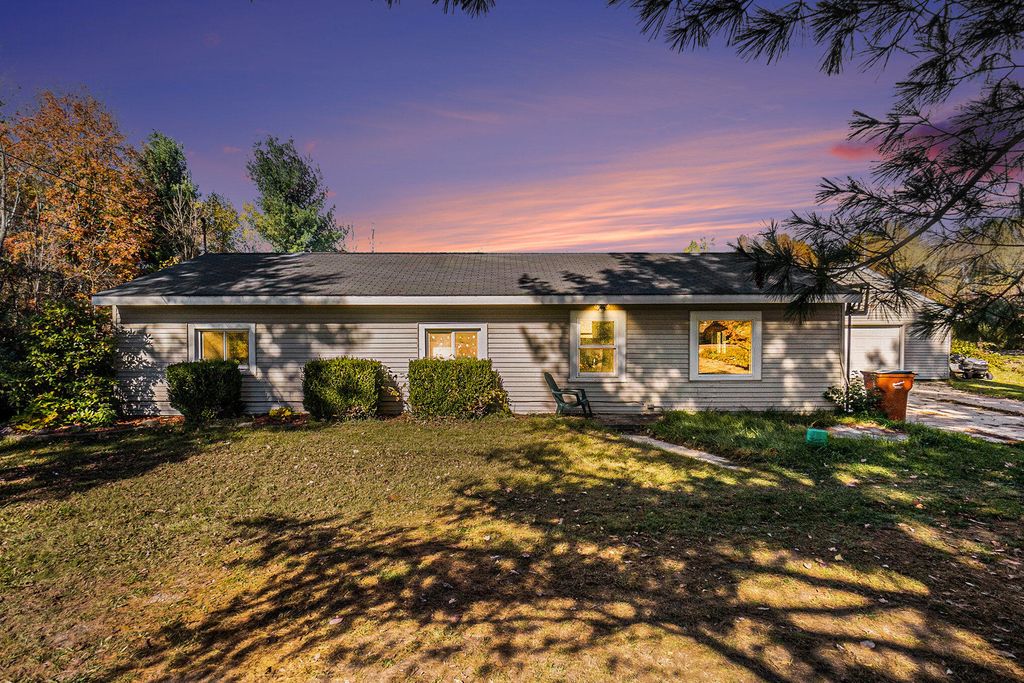 5475 14 Mile Court NE, Rockford, MI 49341