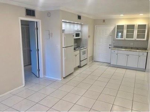 2700 Riverside Drive 302-B, Coral Springs, FL 33065