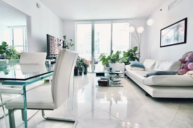 950 Brickell Bay Drive 1807, Miami, FL 33131
