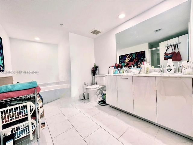 950 Brickell Bay Drive 1807, Miami, FL 33131