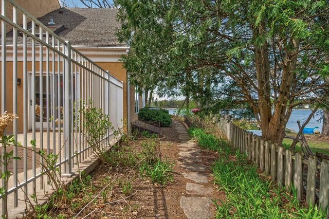 799 Heinel Drive, Roseville, MN 55113