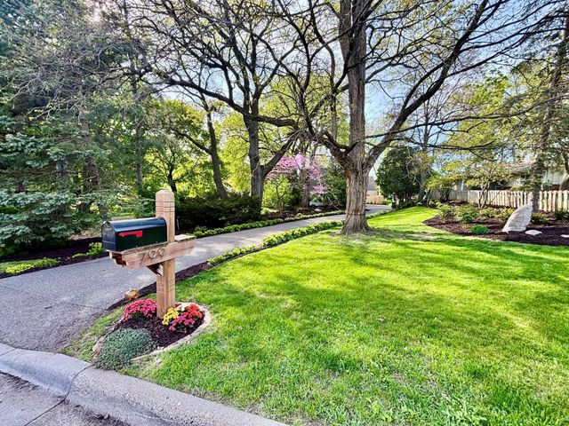 799 Heinel Drive, Roseville, MN 55113