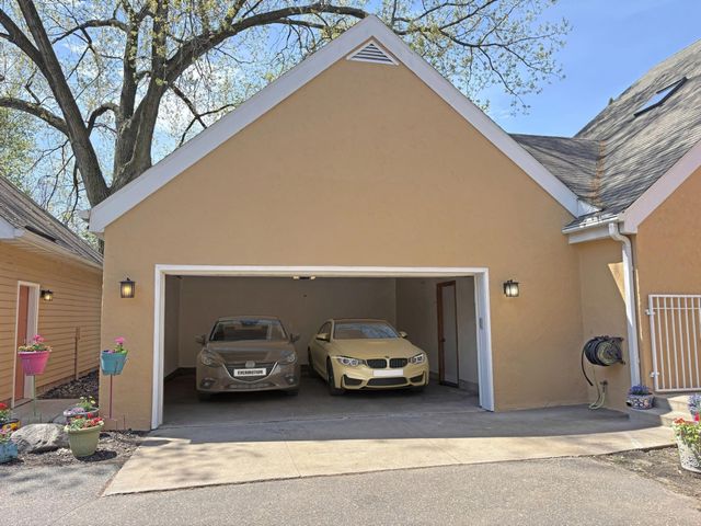 799 Heinel Drive, Roseville, MN 55113
