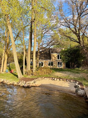 799 Heinel Drive, Roseville, MN 55113