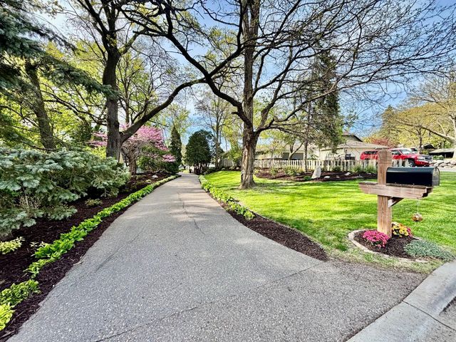 799 Heinel Drive, Roseville, MN 55113