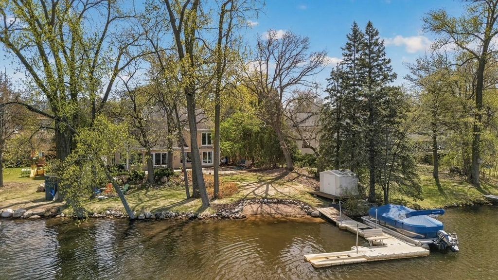 799 Heinel Drive, Roseville, MN 55113