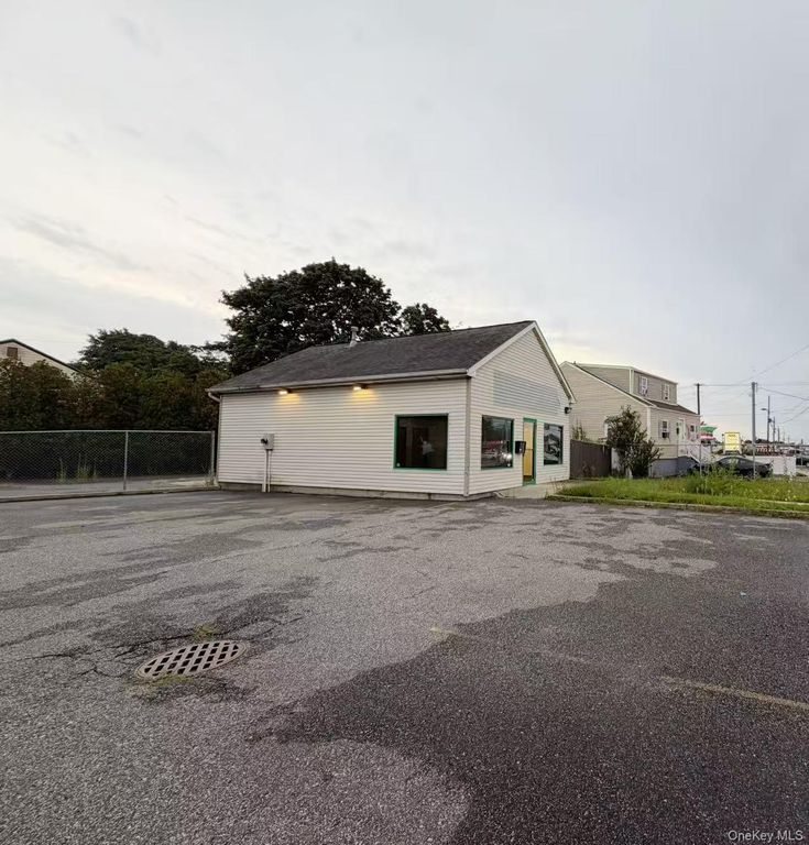 199 E Montauk Highway, Lindenhurst, NY 11757 — exterior