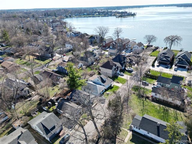 3079 Grove Street, Keego Harbor, MI 48320