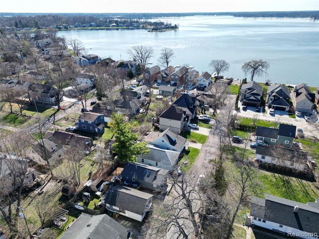 3079 Grove Street, Keego Harbor, MI 48320