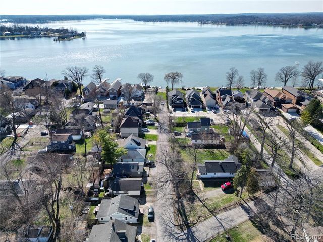 3079 Grove Street, Keego Harbor, MI 48320