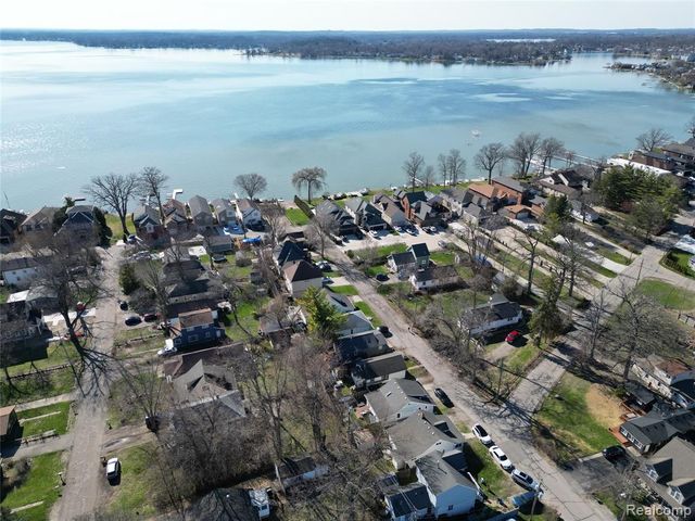 3079 Grove Street, Keego Harbor, MI 48320