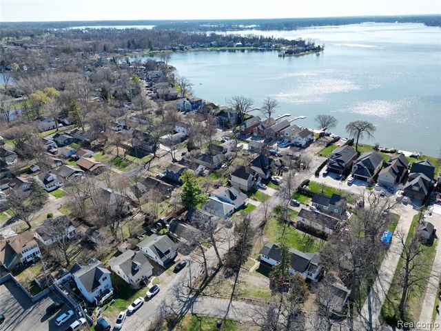 3079 Grove Street, Keego Harbor, MI 48320
