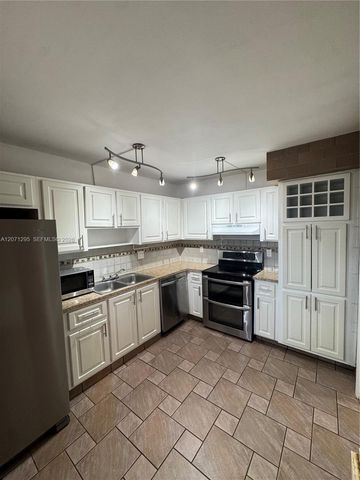 215 Lakeview Drive 105, Weston, FL 33326