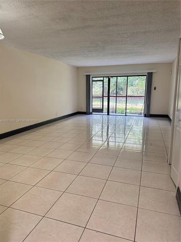 215 Lakeview Drive 105, Weston, FL 33326