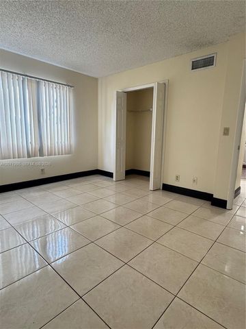 215 Lakeview Drive 105, Weston, FL 33326
