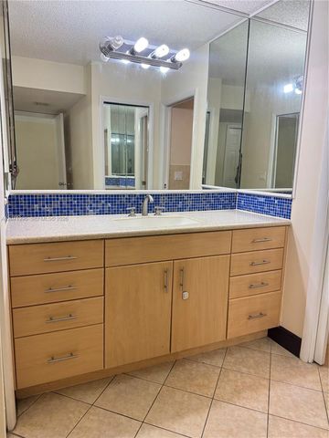 215 Lakeview Drive 105, Weston, FL 33326