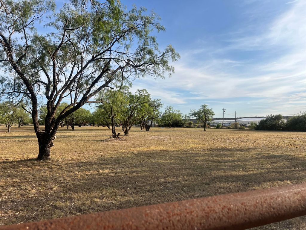 Image 4 of property listing at 1109 W 48th Street, San Angelo, TX 76903