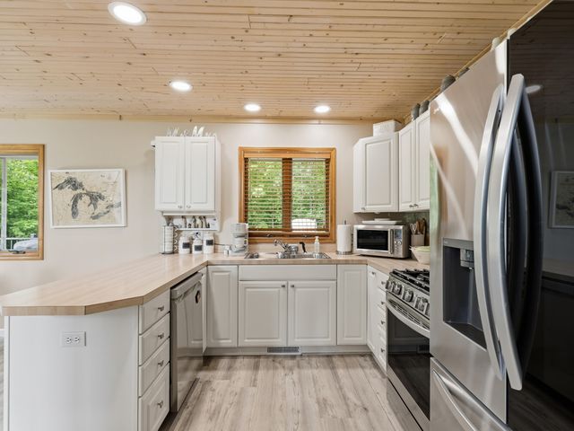 9551 Clubhouse Drive W, Morton Twp, MI 49346