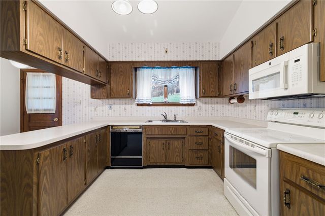 261 Hazelwood Dr, N Franklin Twp, PA 15301