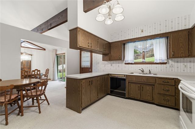 261 Hazelwood Dr, N Franklin Twp, PA 15301