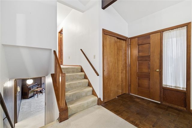 261 Hazelwood Dr, N Franklin Twp, PA 15301