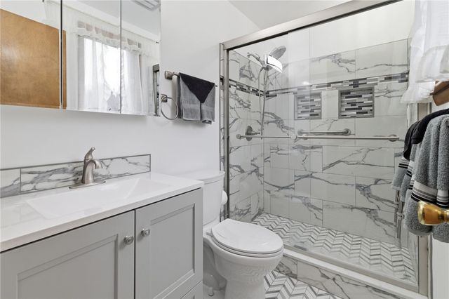 261 Hazelwood Dr, N Franklin Twp, PA 15301