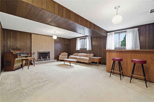 261 Hazelwood Dr, N Franklin Twp, PA 15301