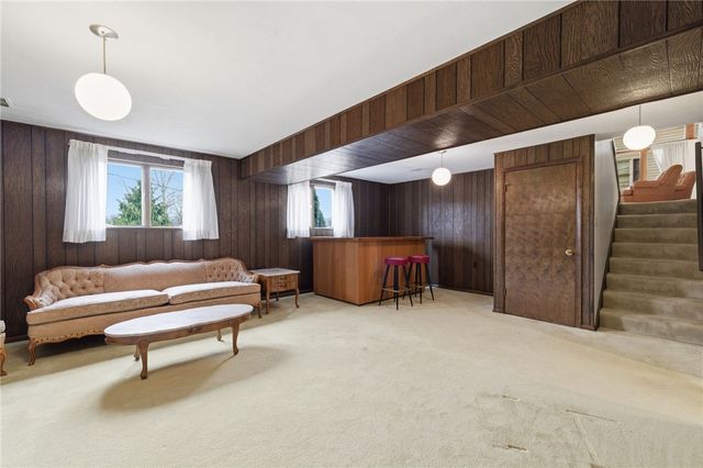 261 Hazelwood Dr, N Franklin Twp, PA 15301