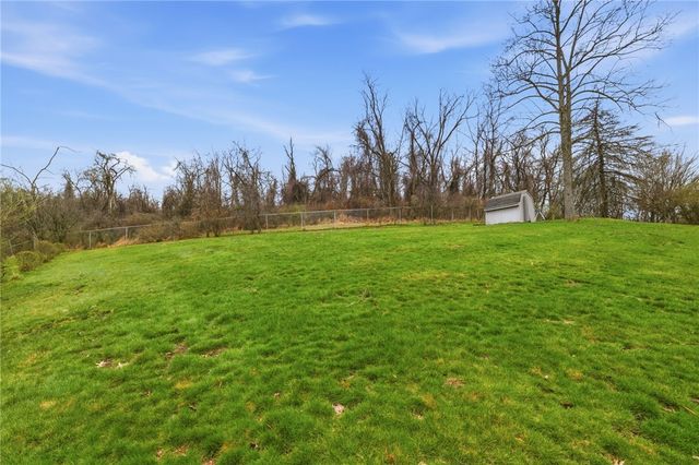 261 Hazelwood Dr, N Franklin Twp, PA 15301