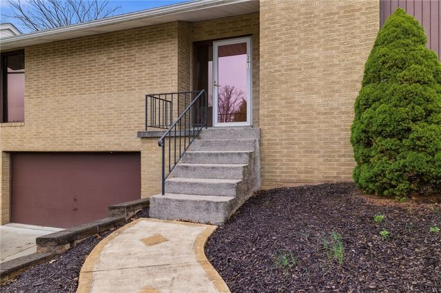 261 Hazelwood Dr, N Franklin Twp, PA 15301