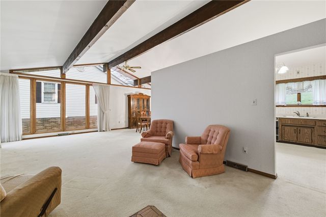 261 Hazelwood Dr, N Franklin Twp, PA 15301