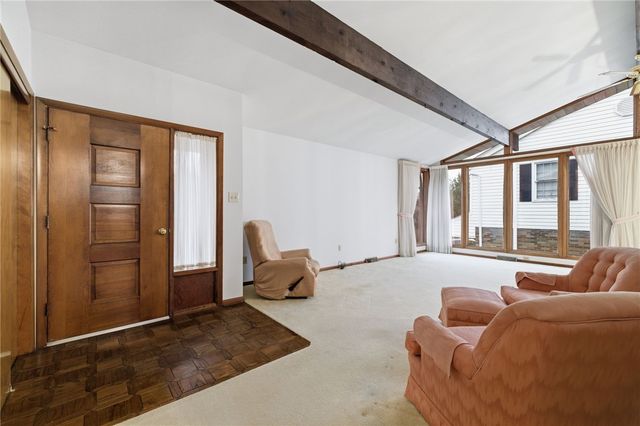 261 Hazelwood Dr, N Franklin Twp, PA 15301