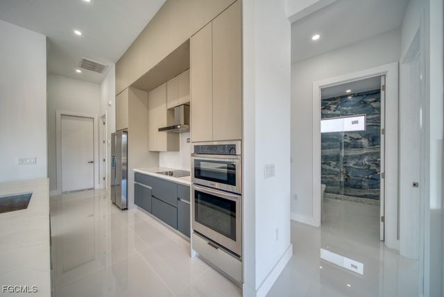 1019 SW 8th CT, Cape Coral, FL 33991