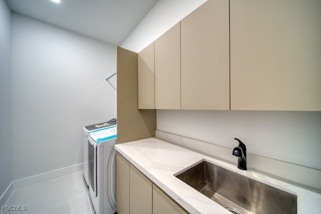 1019 SW 8th CT, Cape Coral, FL 33991