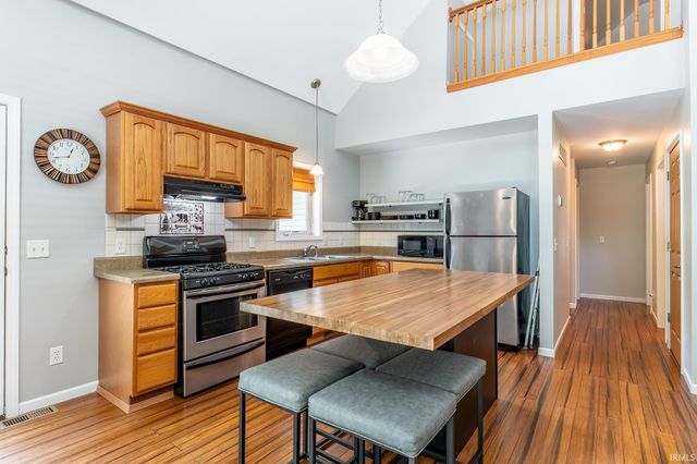 1945 E 770 S, Wolcottville, IN 46795