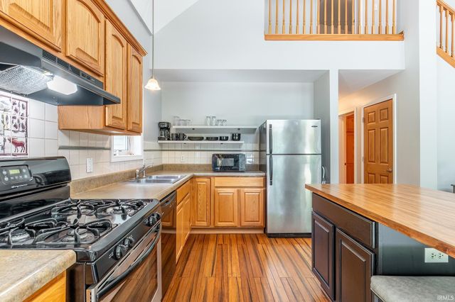 1945 E 770 S, Wolcottville, IN 46795