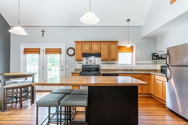 1945 E 770 S, Wolcottville, IN 46795