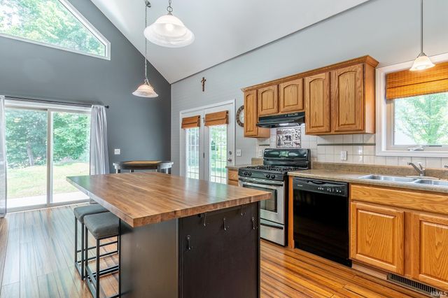 1945 E 770 S, Wolcottville, IN 46795
