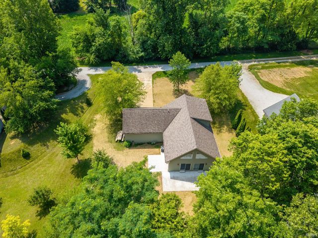 1945 E 770 S, Wolcottville, IN 46795