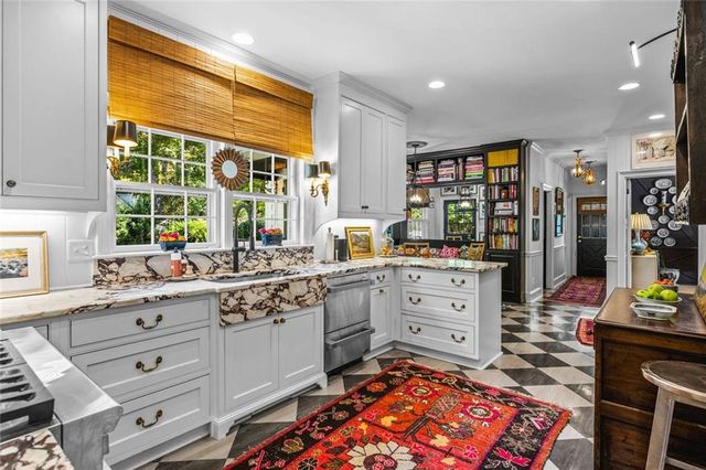 521 Heyward NW Circle, Marietta, GA 30064