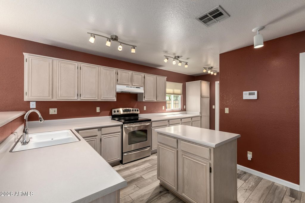 Image 11 of property listing at 21961 N 69TH Avenue, Glendale, AZ 85310